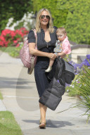 PEOPLE - Molly Sims auch als Mutter sehr stylish unterwegs