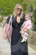 PEOPLE - Molly Sims auch als Mutter sehr stylish unterwegs