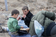 REPORTAGE - Alltag der Flüchtlingskinder in Idomeni