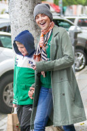 PEOPLE - Sharon Stone händchenhaltend mit Sohn Quinn