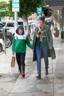 PEOPLE - Sharon Stone händchenhaltend mit Sohn Quinn