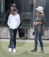PEOPLE - Cindy Crawford trotzt dem Regen