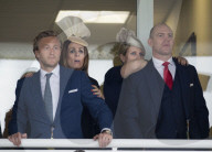 PEOPLE - Zara Philips und Mike Tindall verfolgen gespannt das Pferderennen