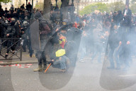 NEWS - Paris: Massive Auseinandersetzungen bei Demo gegen Arbeitsrechtsreform