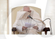 NEWS - Windige Sache: Papst bei seiner Jubiläumsrede