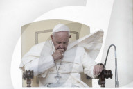 NEWS - Windige Sache: Papst bei seiner Jubiläumsrede