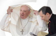 NEWS - Windige Sache: Papst bei seiner JubilÃ¤umsrede