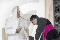 NEWS - Windige Sache: Papst bei seiner Jubiläumsrede