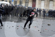 NEWS - Paris: Massive Auseinandersetzungen bei Demo gegen Arbeitsrechtsreform