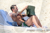 EXKLUSIV - Marc Jacobs geniesst seine Ferien umgeben von vieler hübscher Männer