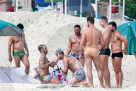 EXKLUSIV - Marc Jacobs geniesst seine Ferien umgeben von vieler hübscher Männer