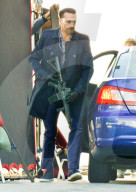 PEOPLE - Jon Hamm trŠgt schweres GeschŸtz bei den Dreharbeiten zu "Baby Driver"