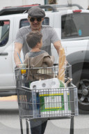 PEOPLE - Olivier Martinez geht mit seinem Sohn einkaufen