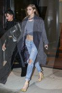 PEOPLE - Gigi Hadid mit zerissenen Jeans unterwegs