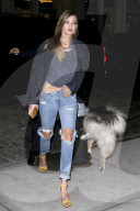 PEOPLE - Gigi Hadid mit zerissenen Jeans unterwegs