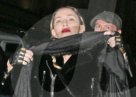 EXKLUSIV - Madonna und Sohn Rocco gehen zusammen ins Kino in London