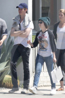 PEOPLE - Eddie Redmayne und Shannon Woodward zusammen einkaufen in Venica CA