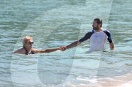 EXKLUSIV - Hugh Jackman und Frau Deborra geniessen ein Bad in St.Barts