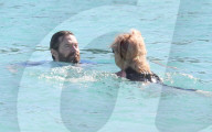 EXKLUSIV - Hugh Jackman und Frau Deborra geniessen ein Bad in St.Barts