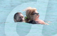 EXKLUSIV - Hugh Jackman und Frau Deborra geniessen ein Bad in St.Barts