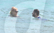 EXKLUSIV - Hugh Jackman und Frau Deborra geniessen ein Bad in St.Barts