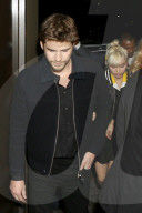 EXKLUSIV - Miley Cyrus und Liam Hemsworth händchenhaltend durch die Nacht