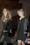 EXKLUSIV - Miley Cyrus und Liam Hemsworth händchenhaltend durch die Nacht