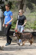 PEOPLE - Amanda Seyfried geht mit dem Hund Gassi