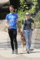 PEOPLE - Amanda Seyfried geht mit dem Hund Gassi