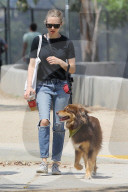 PEOPLE - Amanda Seyfried geht mit dem Hund Gassi