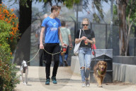 PEOPLE - Amanda Seyfried geht mit dem Hund Gassi