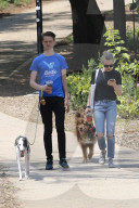 PEOPLE - Amanda Seyfried geht mit dem Hund Gassi