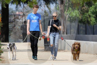 PEOPLE - Amanda Seyfried geht mit dem Hund Gassi