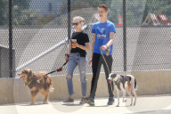PEOPLE - Amanda Seyfried geht mit dem Hund Gassi