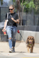PEOPLE - Amanda Seyfried geht mit dem Hund Gassi