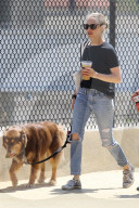 PEOPLE - Amanda Seyfried geht mit dem Hund Gassi