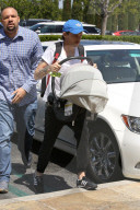 EXKLUSIV - Daddy on Duty: Louis Tomlinson mit dem Nachwuchs in Calabasas unterwegs
