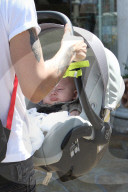EXKLUSIV - Daddy on Duty: Louis Tomlinson mit dem Nachwuchs in Calabasas unterwegs