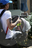 EXKLUSIV - Daddy on Duty: Louis Tomlinson mit dem Nachwuchs in Calabasas unterwegs