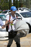 EXKLUSIV - Daddy on Duty: Louis Tomlinson mit dem Nachwuchs in Calabasas unterwegs