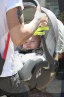EXKLUSIV - Daddy on Duty: Louis Tomlinson mit dem Nachwuchs in Calabasas unterwegs