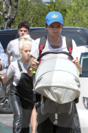 EXKLUSIV - Daddy on Duty: Louis Tomlinson mit dem Nachwuchs in Calabasas unterwegs