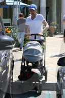 EXKLUSIV - Daddy on Duty: Louis Tomlinson mit dem Nachwuchs in Calabasas unterwegs