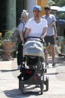 EXKLUSIV - Daddy on Duty: Louis Tomlinson mit dem Nachwuchs in Calabasas unterwegs
