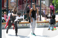 PEOPLE - Kelly Rowland spioelt mit Klein Titan im Park