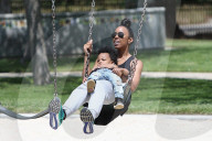 PEOPLE - Kelly Rowland spioelt mit Klein Titan im Park