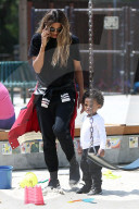PEOPLE - Kelly Rowland spioelt mit Klein Titan im Park