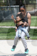 PEOPLE - Kelly Rowland spioelt mit Klein Titan im Park