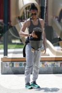 PEOPLE - Kelly Rowland spioelt mit Klein Titan im Park