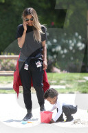 PEOPLE - Kelly Rowland spioelt mit Klein Titan im Park
